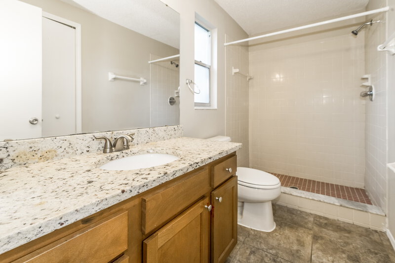 1,635/Mo, 8244 Yolanda Ct Jacksonville, FL 32210 Main Bathroom View 2