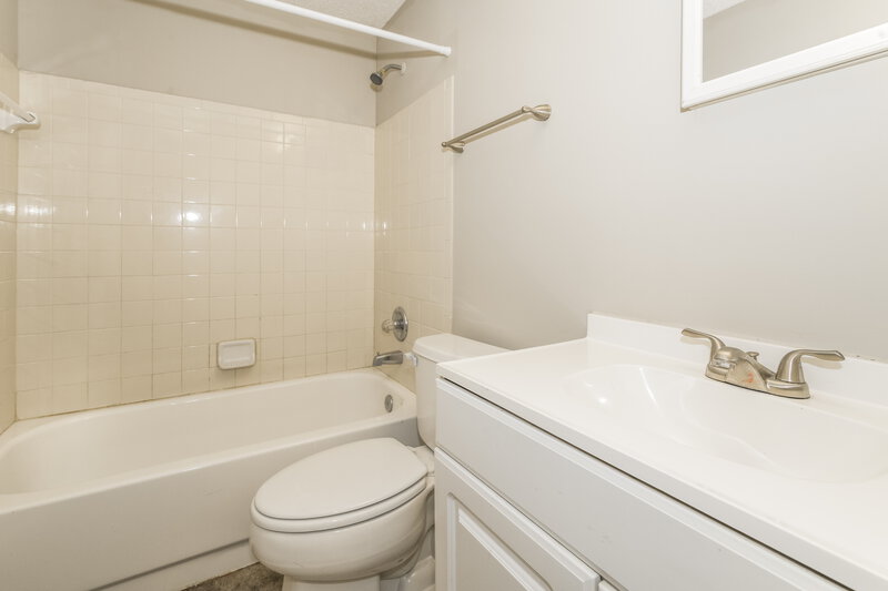 1,635/Mo, 8244 Yolanda Ct Jacksonville, FL 32210 Bathroom View 2