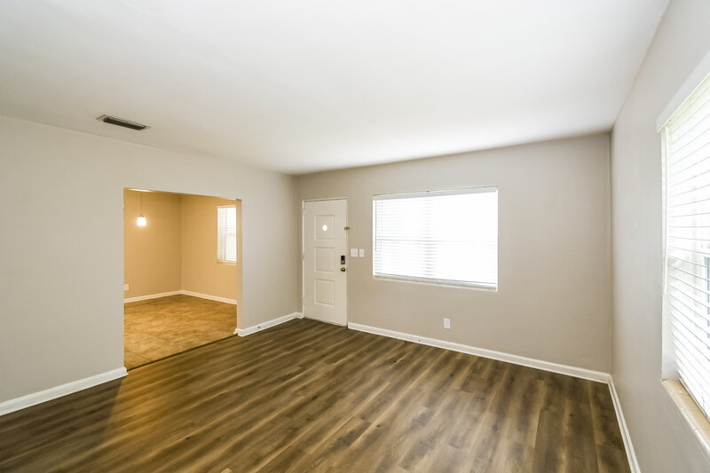 1,420/Mo, 5118 Kingsbury St Jacksonville, FL 32205 Living Room View 3