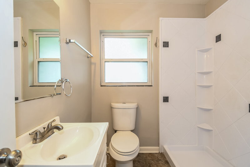 1,420/Mo, 5118 Kingsbury St Jacksonville, FL 32205 Bathroom View