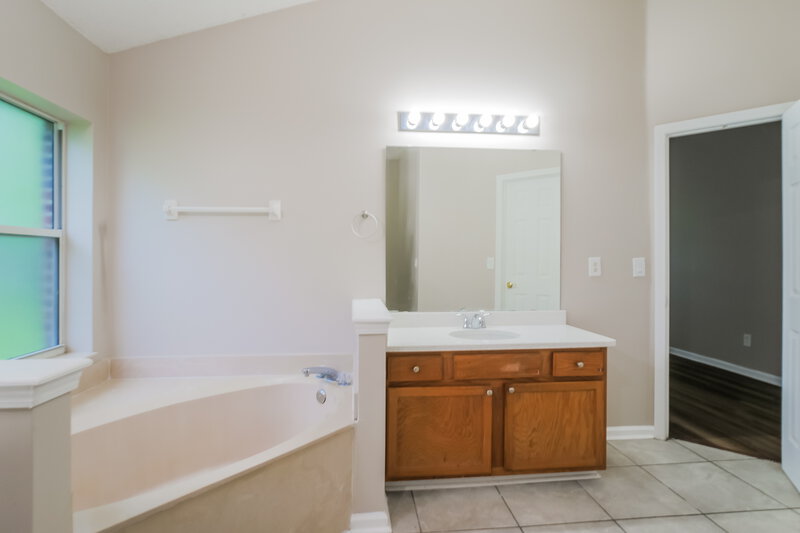 2,265/Mo, 862 E Red House Branch Rd Saint Augustine, FL 32084 Main Bathroom View