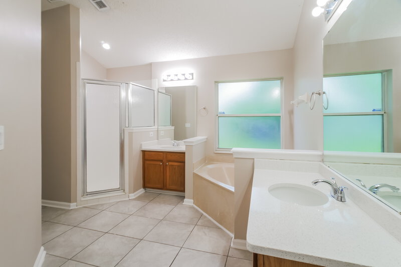 2,265/Mo, 862 E Red House Branch Rd Saint Augustine, FL 32084 Main Bathroom View 2