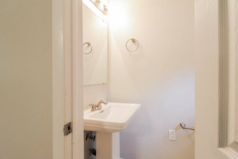 1,470/Mo, 4608 Morley Ln Jacksonville, FL 32210 Main Bathroom View