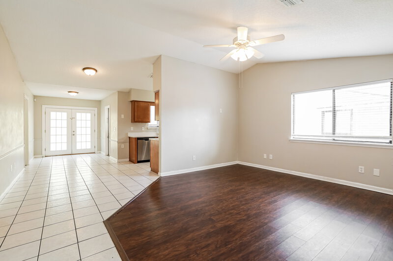 1,595/Mo, 8257 Knotts Landing Dr Jacksonville, FL 32244 Living Room View 2