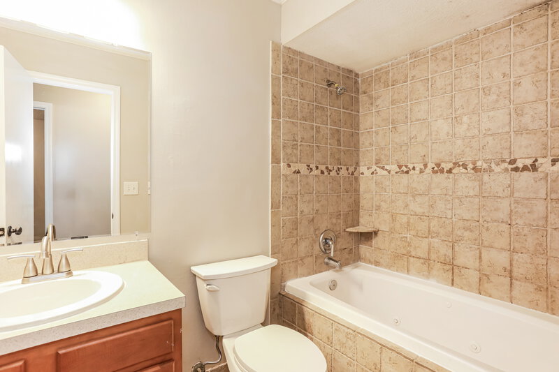 1,595/Mo, 8257 Knotts Landing Dr Jacksonville, FL 32244 Bathroom View
