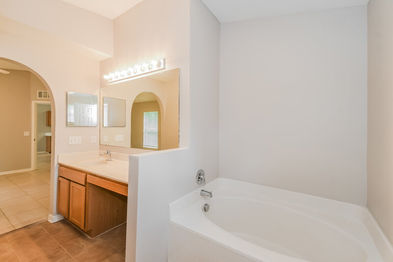 1,780/Mo, 8089 Misty Meadows Ct N Jacksonville, FL 32210 Main Bathroom View 2