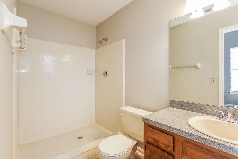 1,705/Mo, 3830 Winter Berry RD E Jacksonville, FL 32210 Main Bathroom View