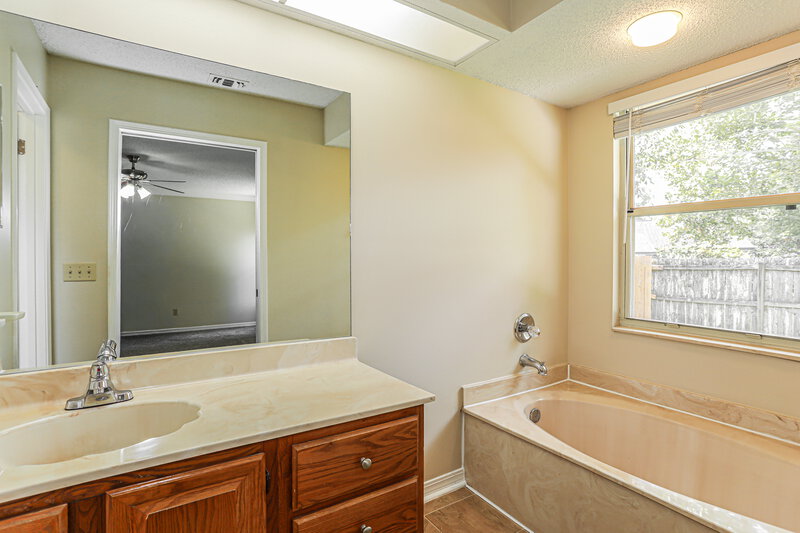 1,895/Mo, 8323 Cross Timbers Drive W Jacksonville, FL 32244 Main Bathroom View
