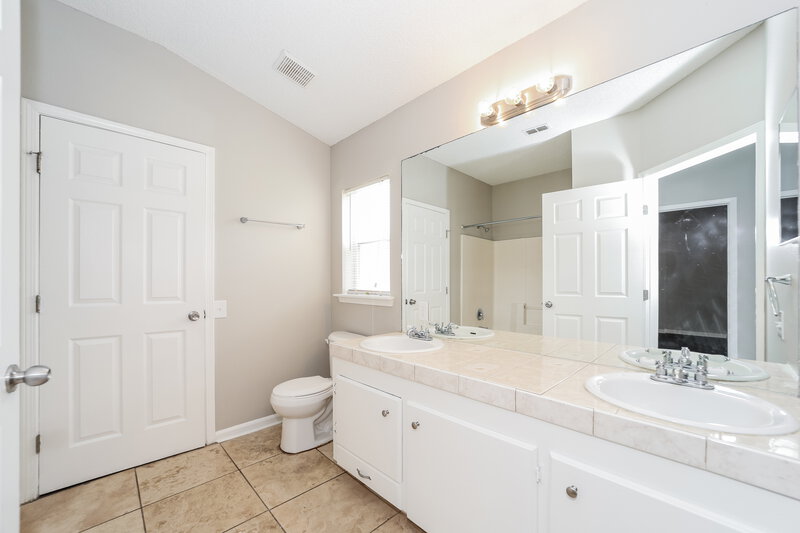 0/Mo, 11576 Kings Ridge Ct.N Jacksonville, FL 32218 Main Bathroom View