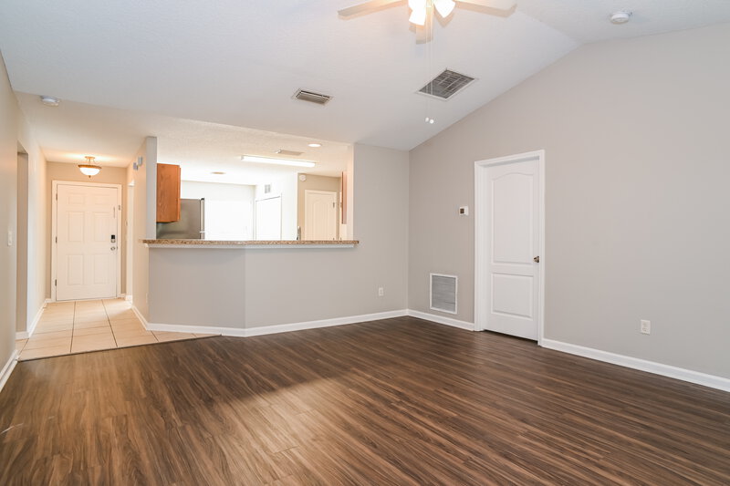 1,695/Mo, 9968 Rose Creek Ct Jacksonville, FL 32219 Living Room View 2