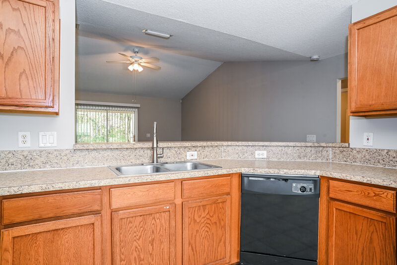 1,695/Mo, 9968 Rose Creek Ct Jacksonville, FL 32219 Kitchen View