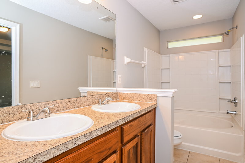 1,695/Mo, 9968 Rose Creek Ct Jacksonville, FL 32219 Main Bathroom View