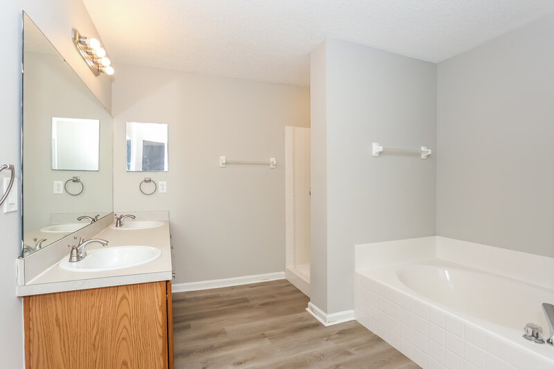 0/Mo, 9362 ARBOR GLEN LN Jacksonville, FL 32208 Main Bathroom View