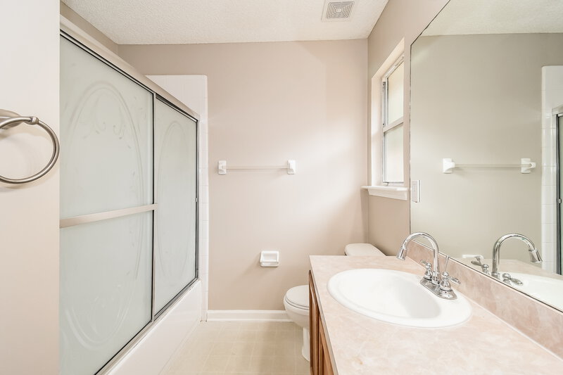 1,690/Mo, 8554 N Star Leaf Rd Jacksonville, FL 32210 Main Bathroom View