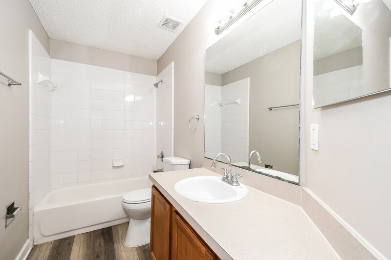 1,690/Mo, 8554 N Star Leaf Rd Jacksonville, FL 32210 Bathroom View