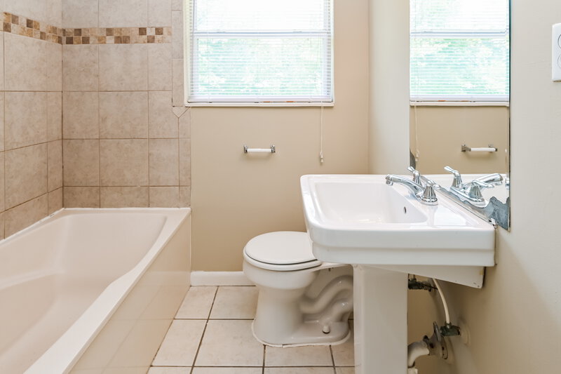 2,370/Mo, 2615 Ligustrum Rd Jacksonville, FL 32211 Main Bathroom View