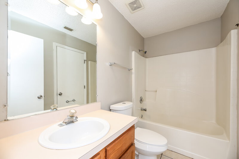 1,890/Mo, 7939 Cherry Blossom Dr S Jacksonville, FL 32216 Main Bathroom View