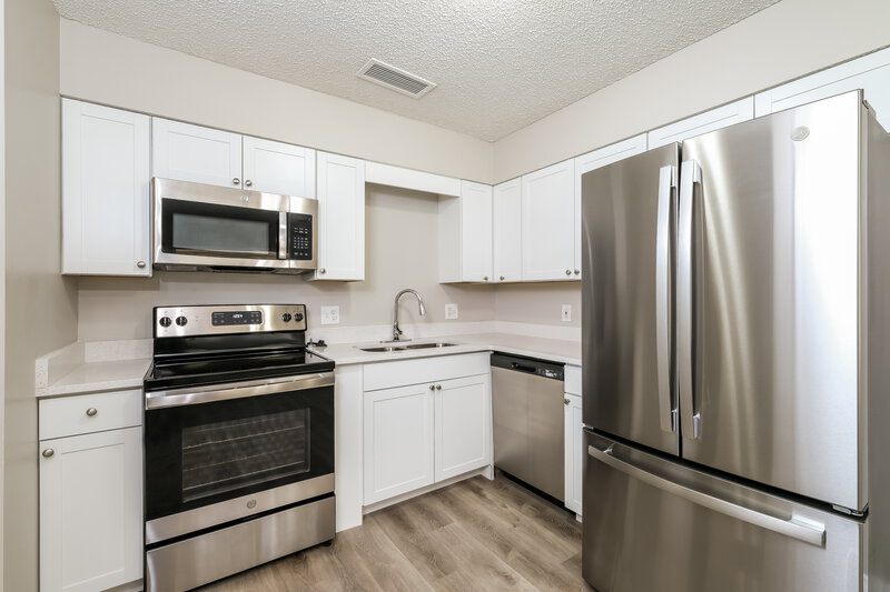 1,795/Mo, 415 S 13th Ter Fernandina Beach, FL 32034 Kitchen View 2