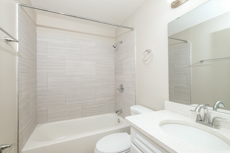 1,795/Mo, 415 S 13th Ter Fernandina Beach, FL 32034 Bathroom View