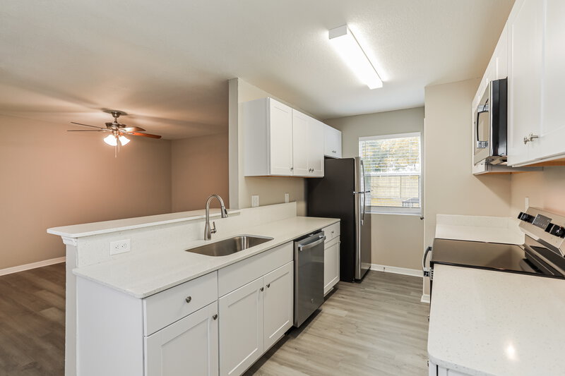 0/Mo, 3564 Atherton St Jacksonville, FL 32207 Kitchen View 2