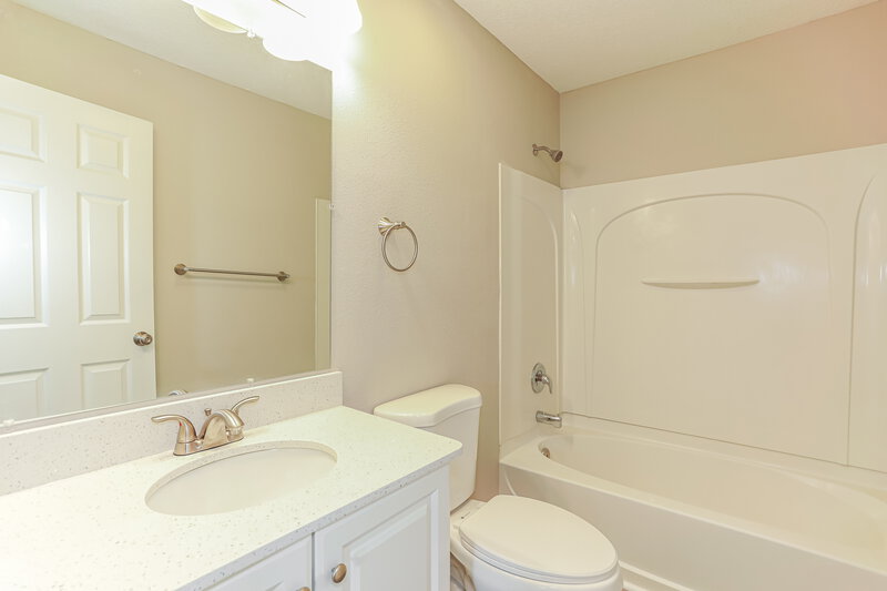 0/Mo, 3564 Atherton St Jacksonville, FL 32207 Main Bathroom View