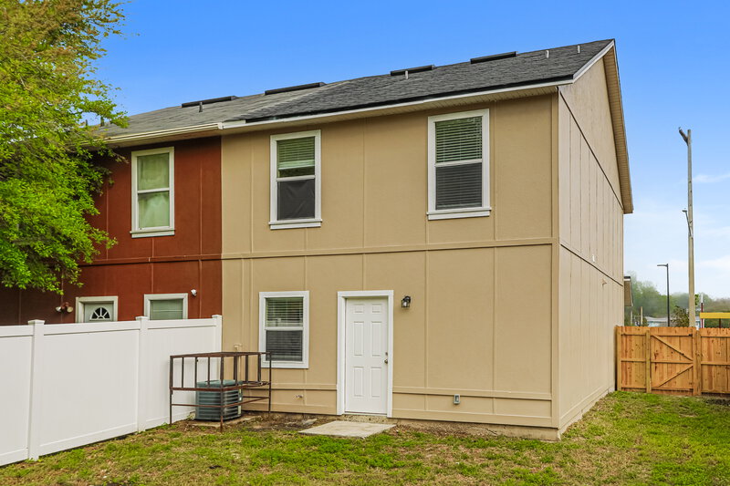 0/Mo, 3564 Atherton St Jacksonville, FL 32207 Rear View