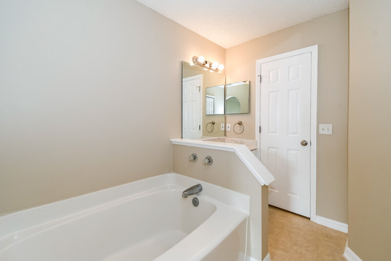 2,065/Mo, 11181 Illford Dr Jacksonville, FL 32246 Main Bathroom View
