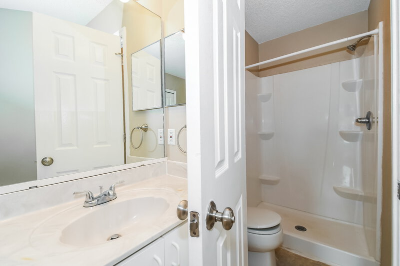 2,065/Mo, 11181 Illford Dr Jacksonville, FL 32246 Main Bathroom View 2
