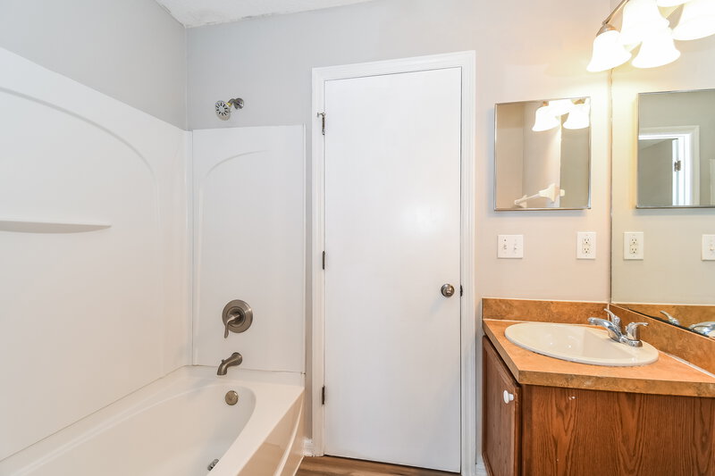 1,645/Mo, 7753 Highchair Ln Jacksonville, FL 32210 Main Bathroom View