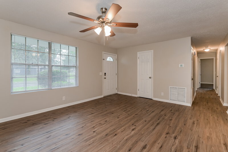 1,655/Mo, 304 Citizen St Green Cove Springs, FL 32043 Family Room View