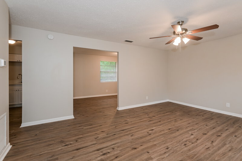 1,655/Mo, 304 Citizen St Green Cove Springs, FL 32043 Family Room View 2