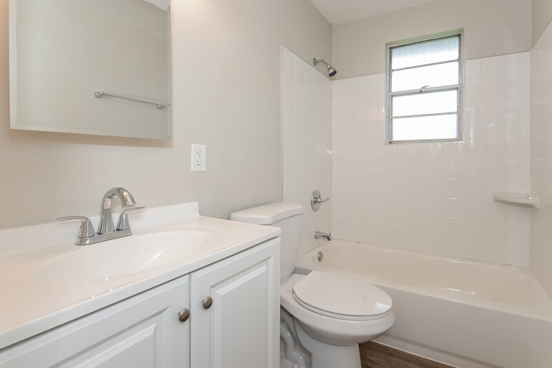 1,655/Mo, 304 Citizen St Green Cove Springs, FL 32043 Main Bathroom View