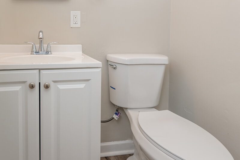 1,655/Mo, 304 Citizen St Green Cove Springs, FL 32043 Bathroom View