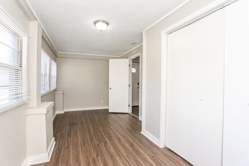 1,800/Mo, 2839 Spring Park Rd Jacksonville, FL 32207 Sun Room View 2