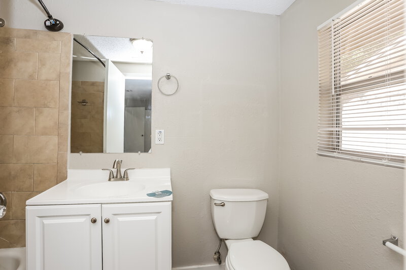 1,800/Mo, 2839 Spring Park Rd Jacksonville, FL 32207 Main Bathroom View