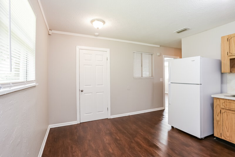 1,570/Mo, 6812 Hawkins Ct Jacksonville, FL 32219 Kitchen View