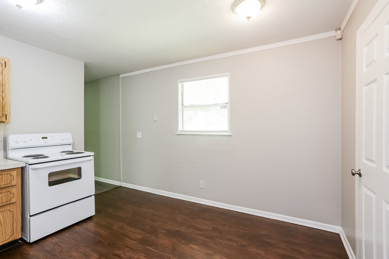 1,570/Mo, 6812 Hawkins Ct Jacksonville, FL 32219 Kitchen View 3