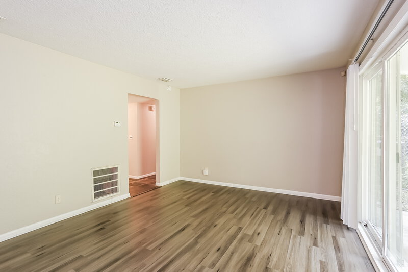 1,570/Mo, 6812 Hawkins Ct Jacksonville, FL 32219 Family Room View 3