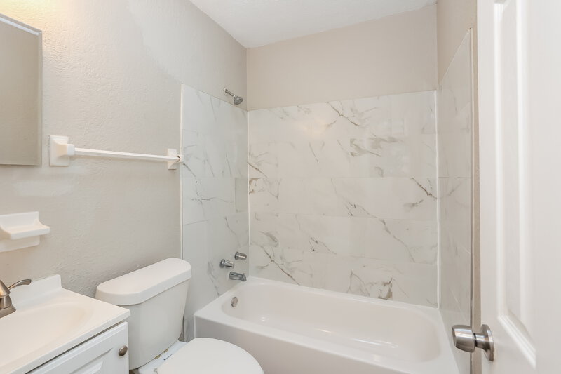 1,570/Mo, 6812 Hawkins Ct Jacksonville, FL 32219 Main Bathroom View