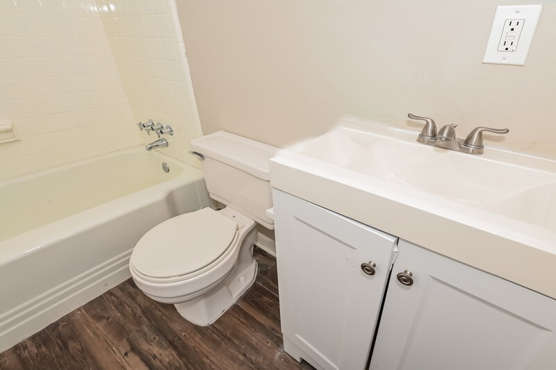 1,580/Mo, 3937 RODBY DR Jacksonville, FL 32210 Main Bathroom View