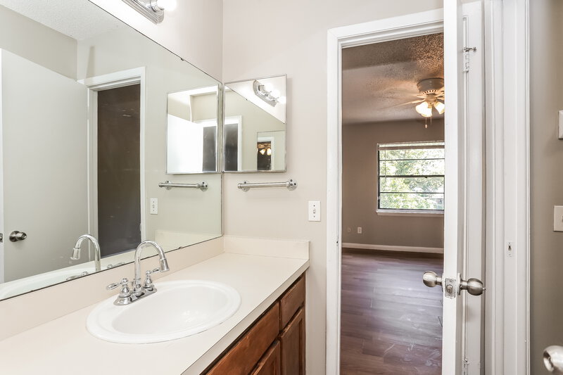 1,585/Mo, 7656 Arble Dr Jacksonville, FL 32211 Main Bathroom View
