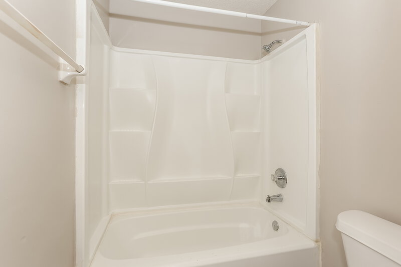 1,585/Mo, 7656 Arble Dr Jacksonville, FL 32211 Main Bathroom View 2