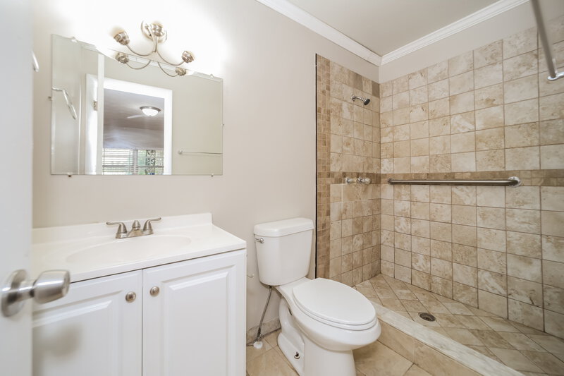1,845/Mo, 121 Saturn Ln Orange Park, FL 32073 Main Bathroom View