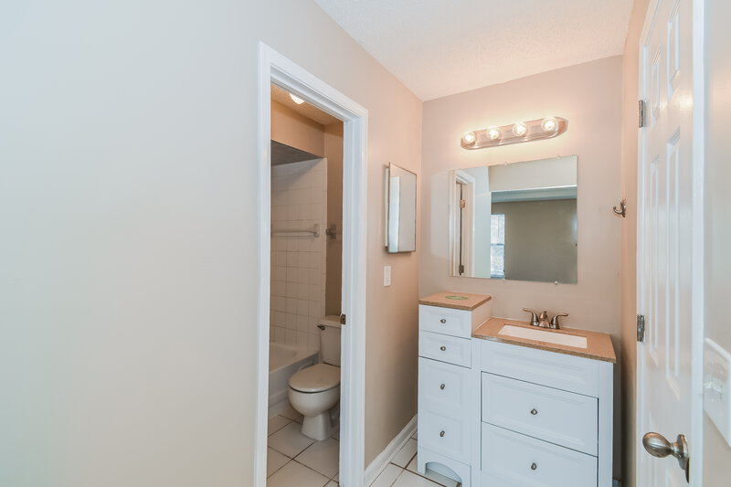1,640/Mo, 1939 APOPKA DR Middleburg, FL 32068 Main Bathroom View