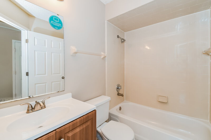 1,640/Mo, 1939 APOPKA DR Middleburg, FL 32068 Bathroom View