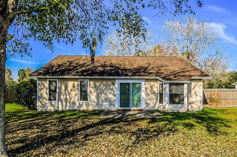 1,640/Mo, 1939 APOPKA DR Middleburg, FL 32068 Rear View