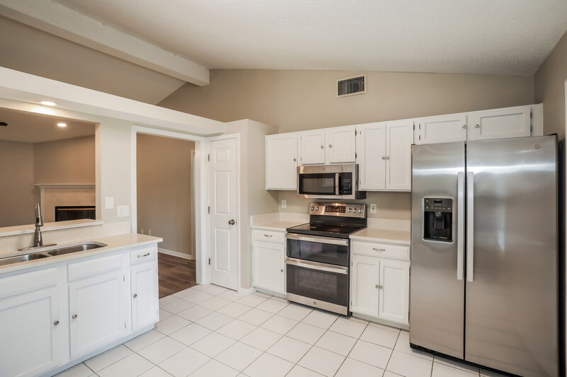 2,290/Mo, 12419 Long Lake Dr N Jacksonville, FL 32225 Kitchen View