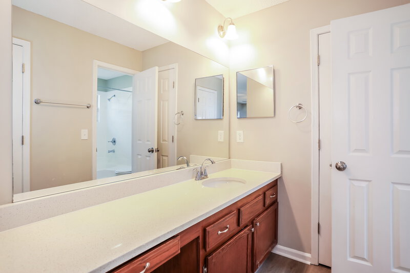 2,290/Mo, 12419 Long Lake Dr N Jacksonville, FL 32225 Main Bathroom View