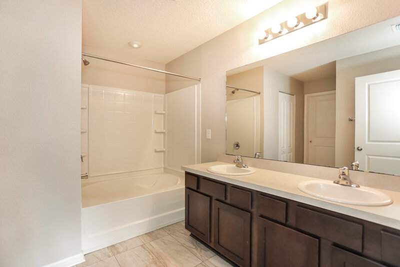 1,995/Mo, 2303 Pebble Point Dr Green Cove Springs, FL 32043 Main Bathroom View