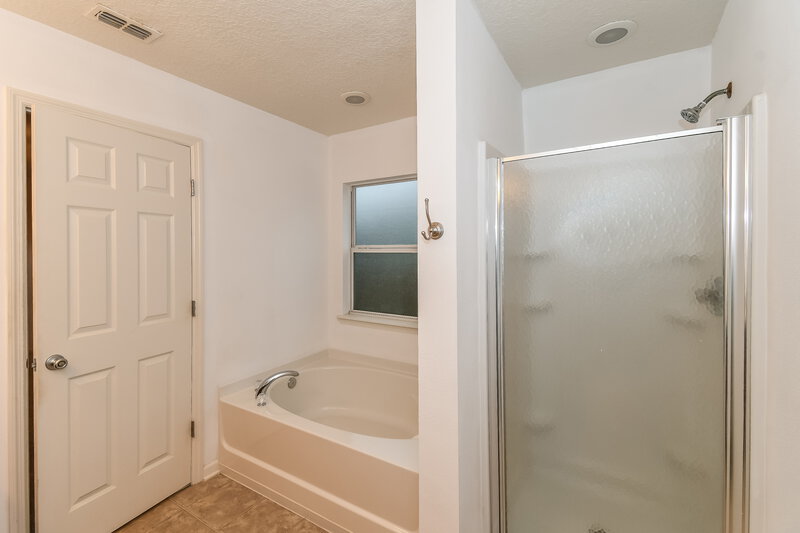 1,990/Mo, 7472 Mishkie Dr Jacksonville, FL 32244 Main Bathroom View